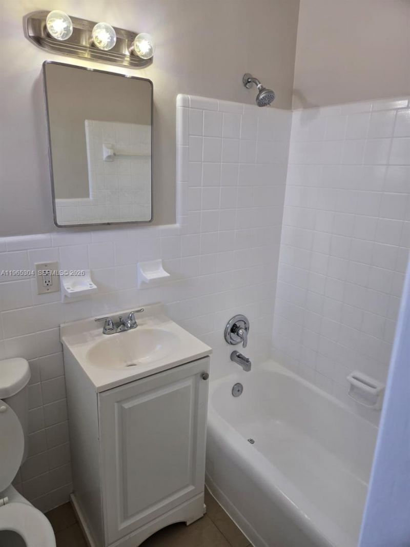 724 NE 6th St, Unit 7, Hallandale Beach, FL 33009 Photo