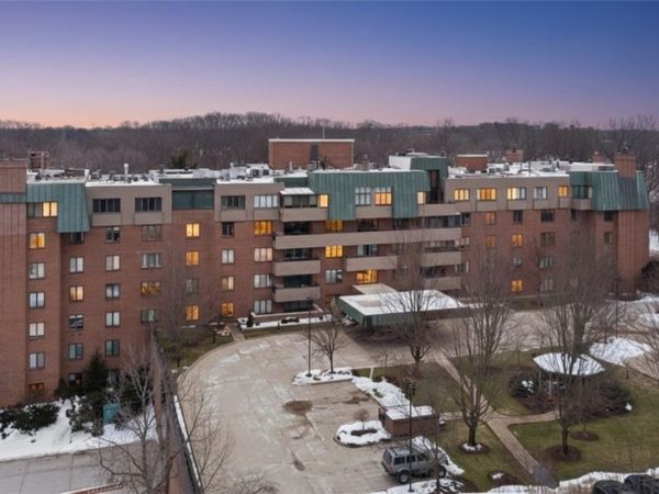 5200 Three Village Drive, Unit LLB, Lyndhurst, OH 44124