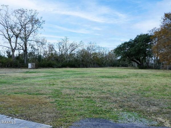 221 N Girouard Road , Broussard, LA 70518