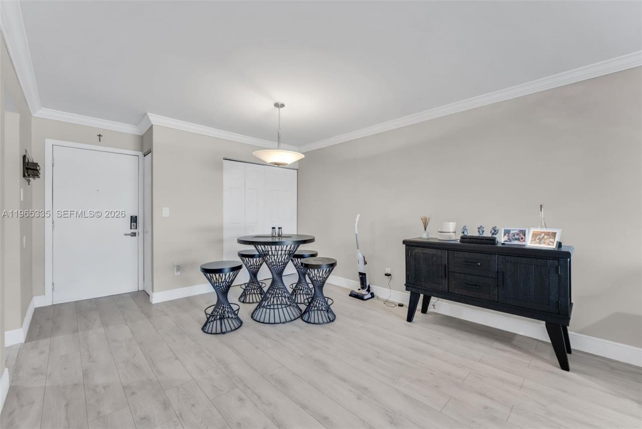 30 E 39th St, Unit 214, Hialeah, FL 33013 Photo