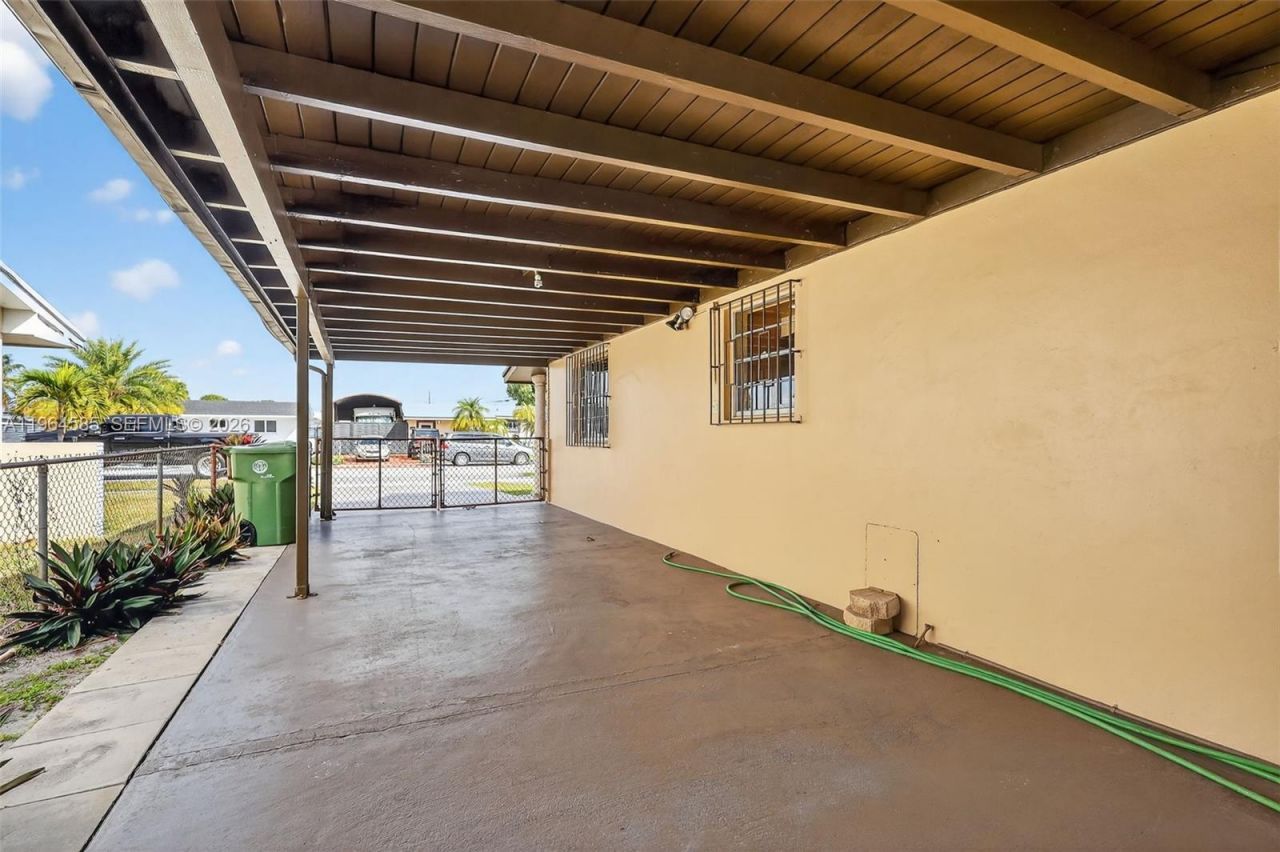 1010 W 33rd Pl , Hialeah, FL 33012 Photo