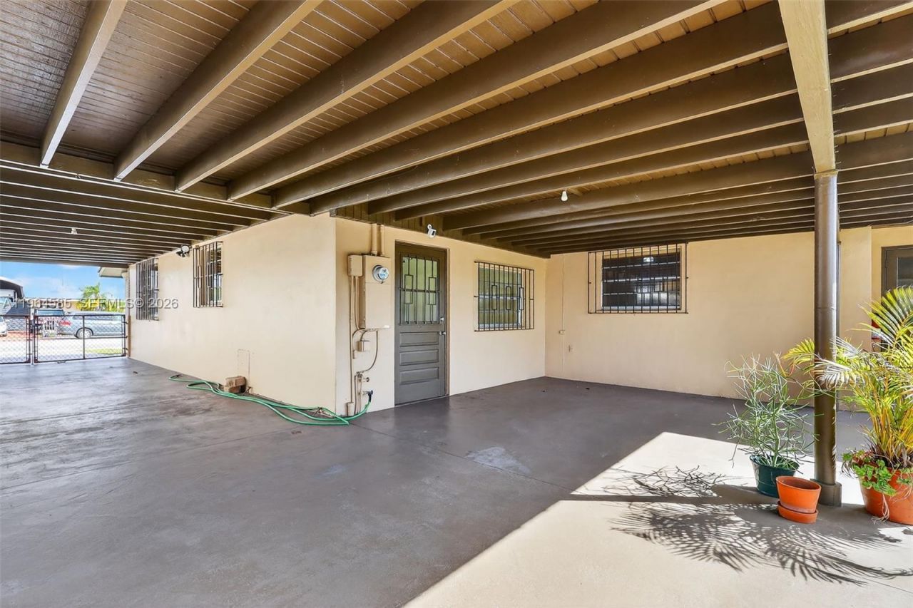 1010 W 33rd Pl , Hialeah, FL 33012 Photo