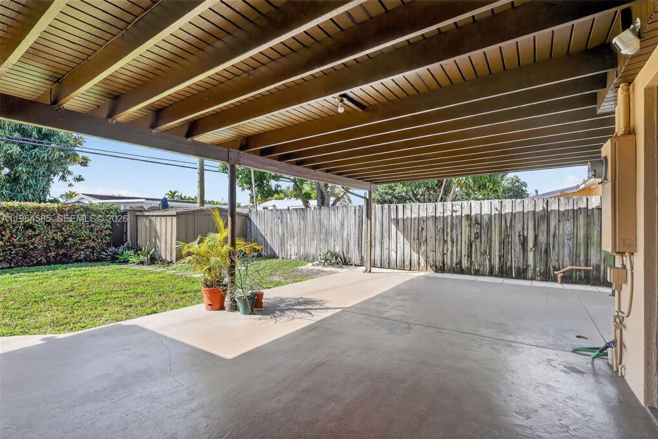 1010 W 33rd Pl , Hialeah, FL 33012 Photo