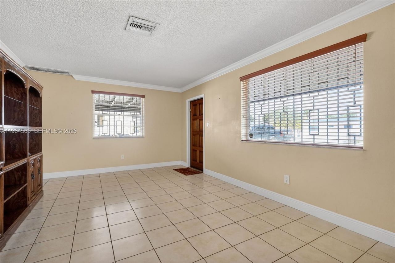 1010 W 33rd Pl , Hialeah, FL 33012 Photo