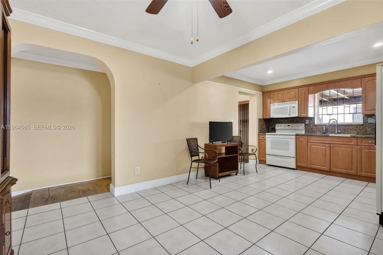 1010 W 33rd Pl , Hialeah, FL 33012 Photo