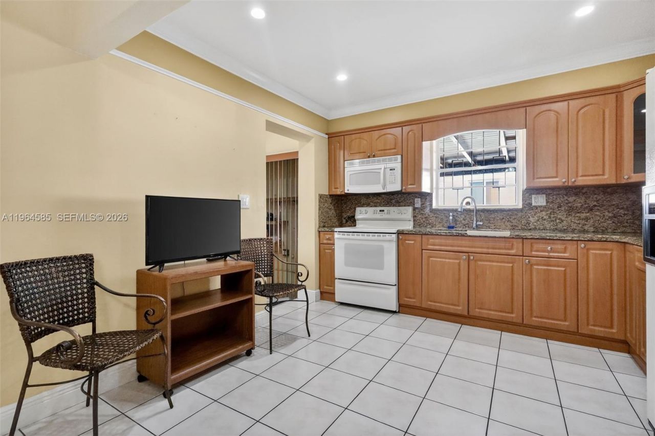 1010 W 33rd Pl , Hialeah, FL 33012 Photo