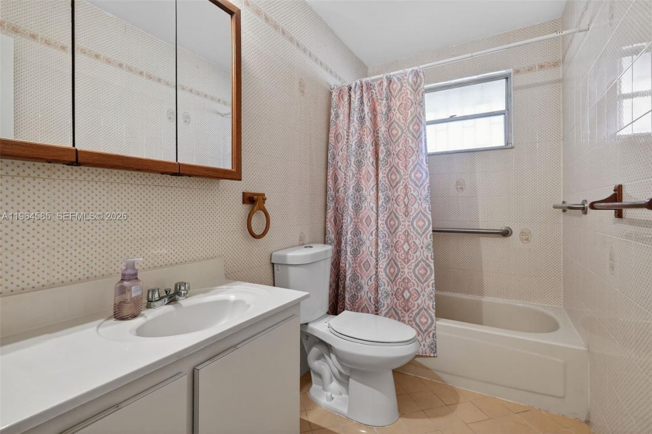 1010 W 33rd Pl , Hialeah, FL 33012 Photo