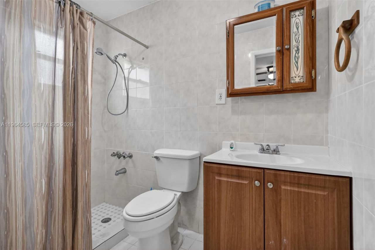 1010 W 33rd Pl , Hialeah, FL 33012 Photo