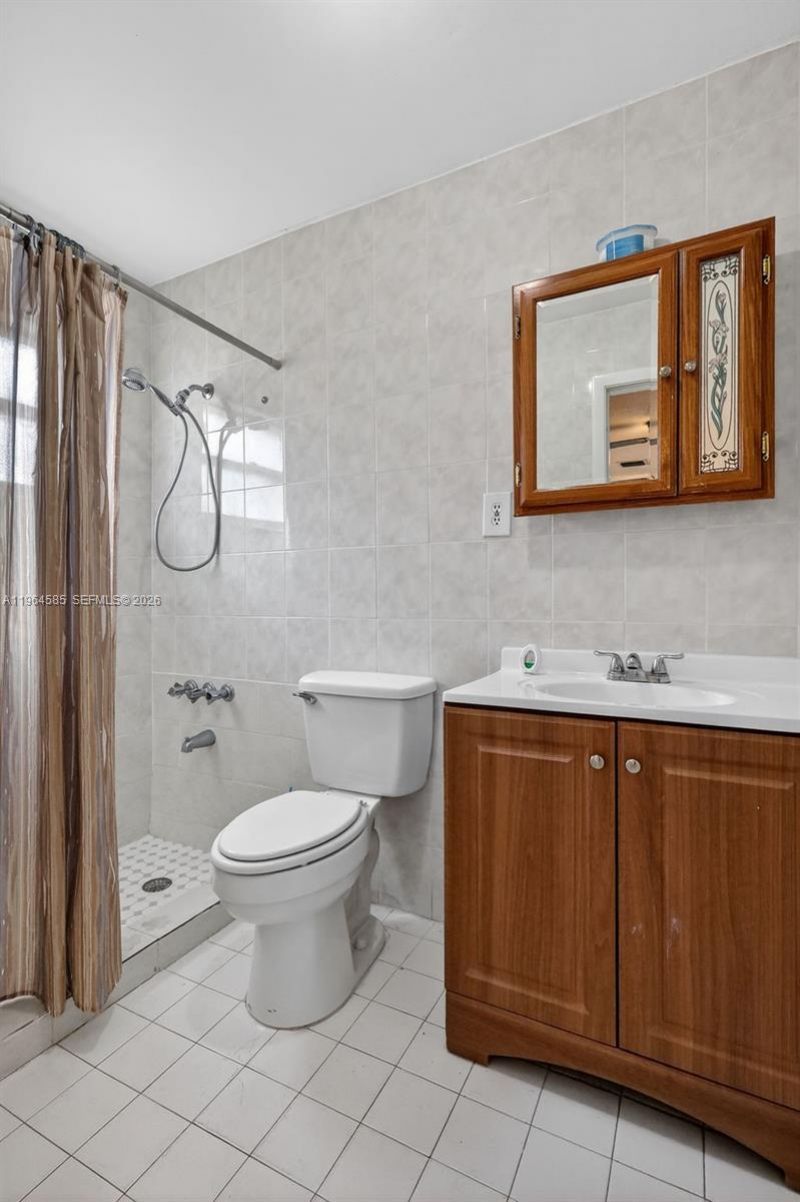 1010 W 33rd Pl , Hialeah, FL 33012 Photo