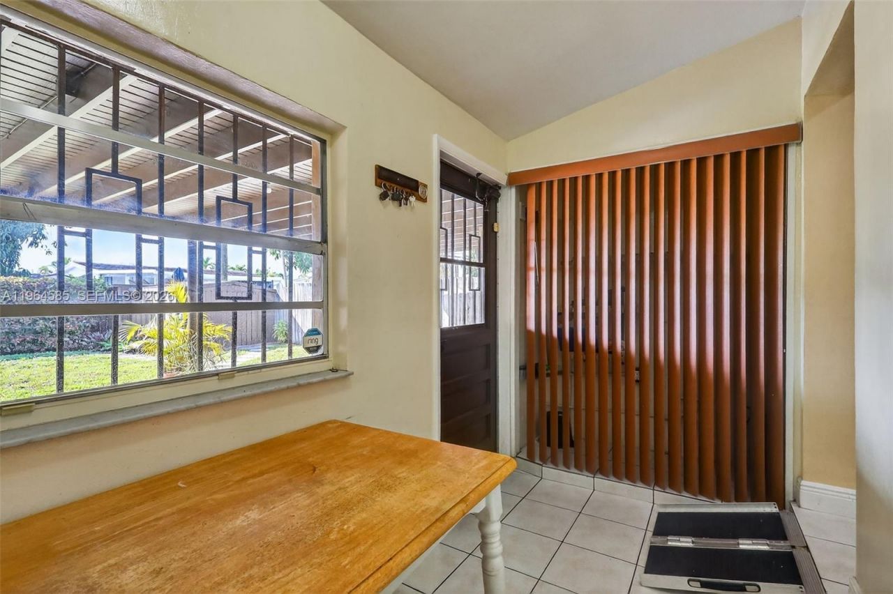 1010 W 33rd Pl , Hialeah, FL 33012 Photo