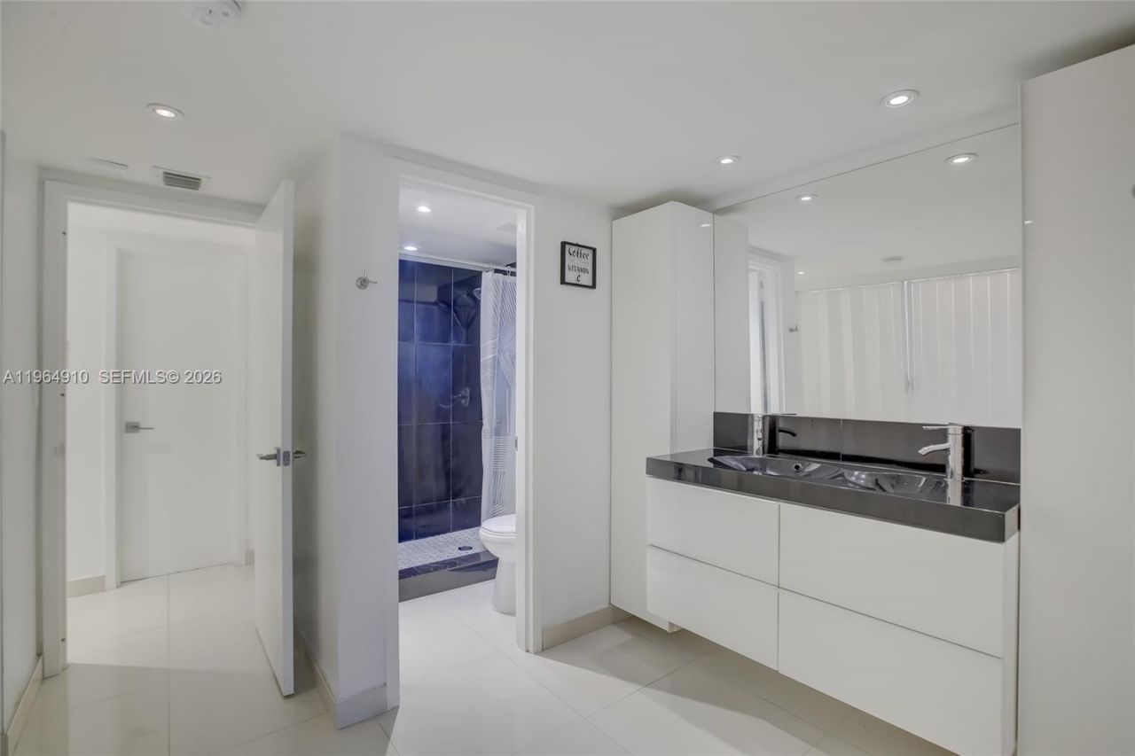 3375 N Country Club Dr , Unit 103, Aventura, FL 33180 Photo