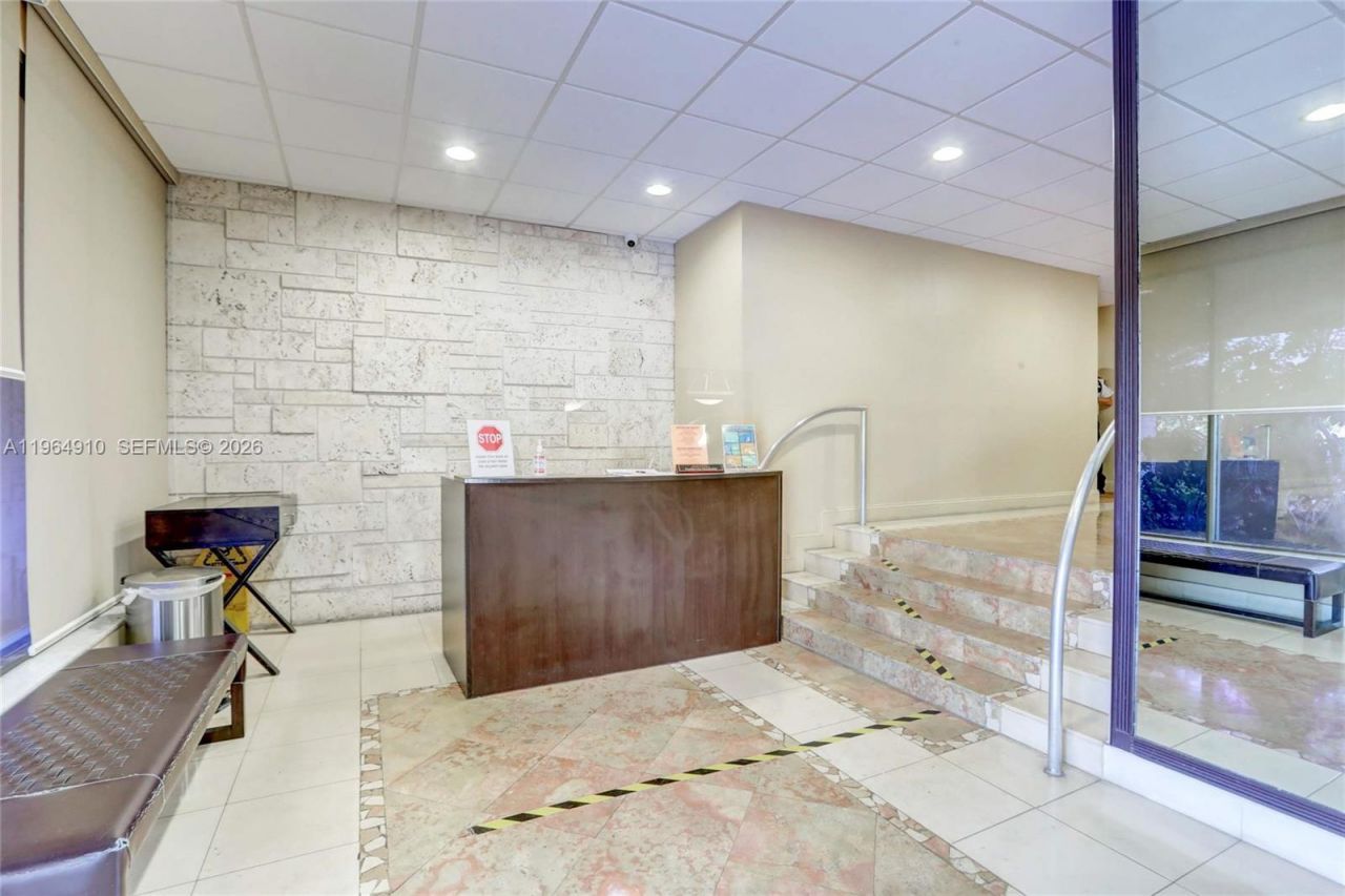 3375 N Country Club Dr , Unit 103, Aventura, FL 33180 Photo