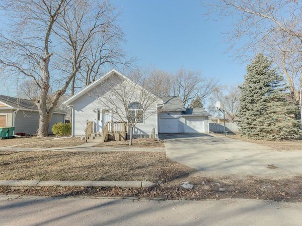 1401 L Ave. , Milford, IA 51351