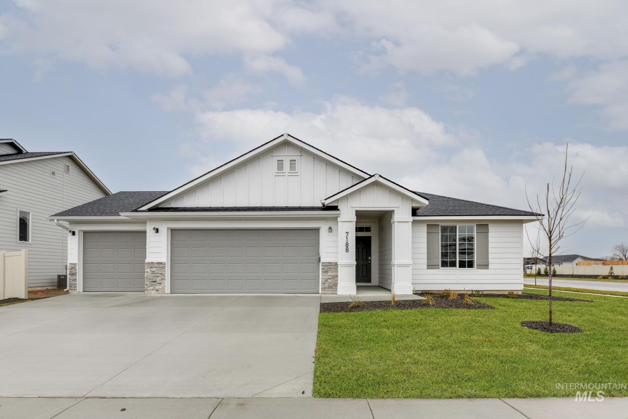 2152 N Thunderbolt St, Mountain Home, ID 83647 Main Photo