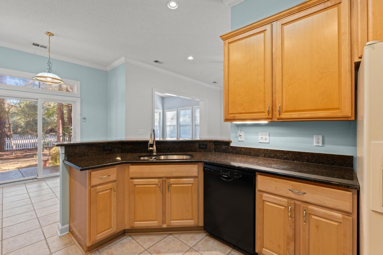 80 Camden Circle  Photo 11