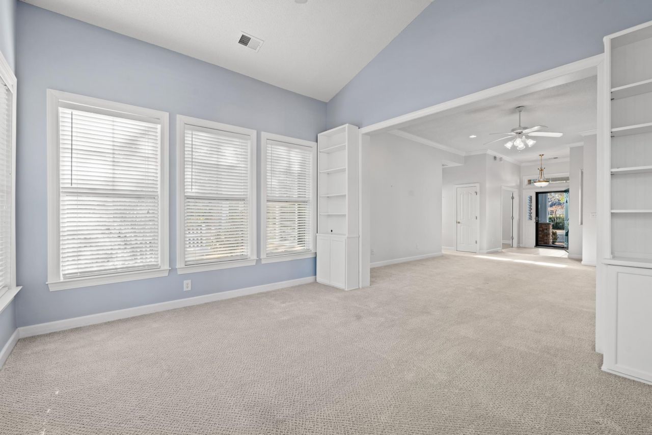 80 Camden Circle  Photo 16