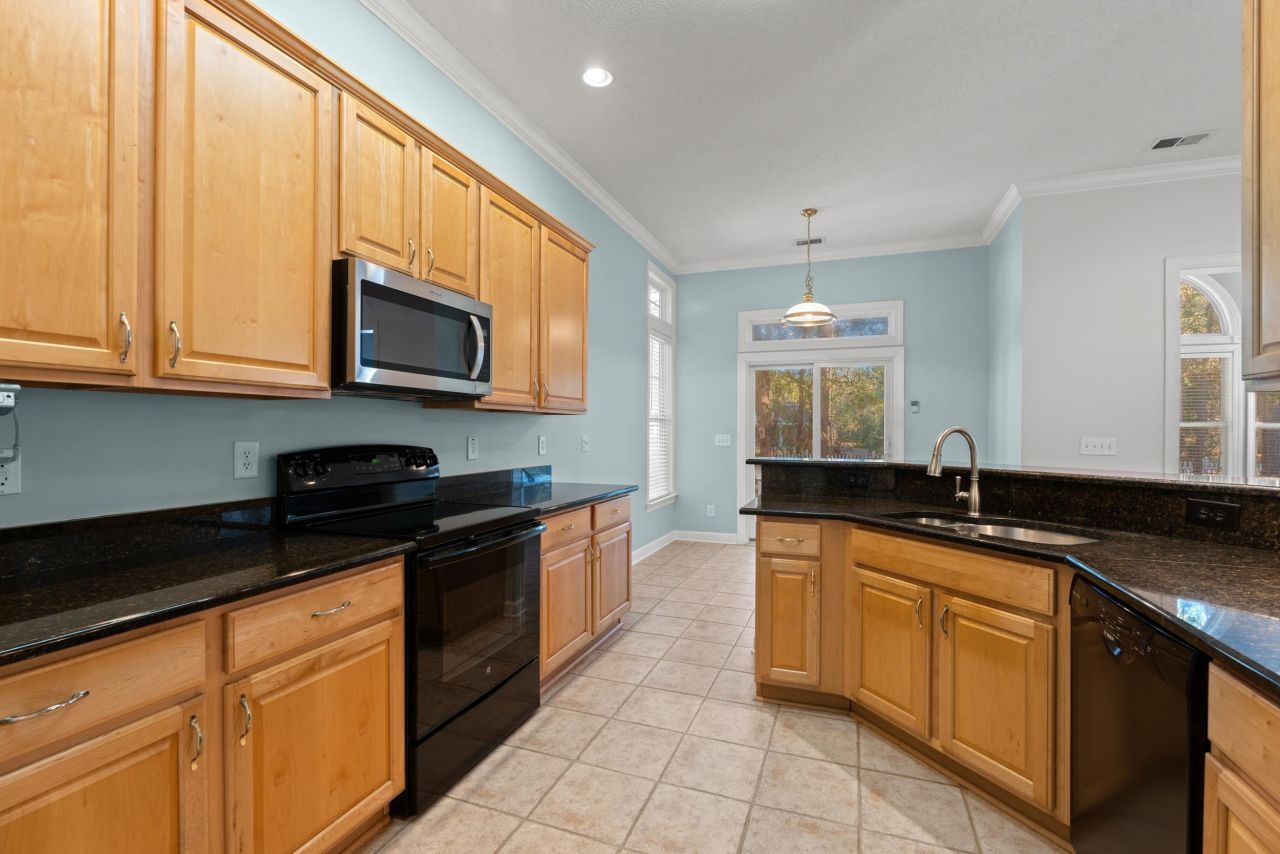 80 Camden Circle  Photo 9