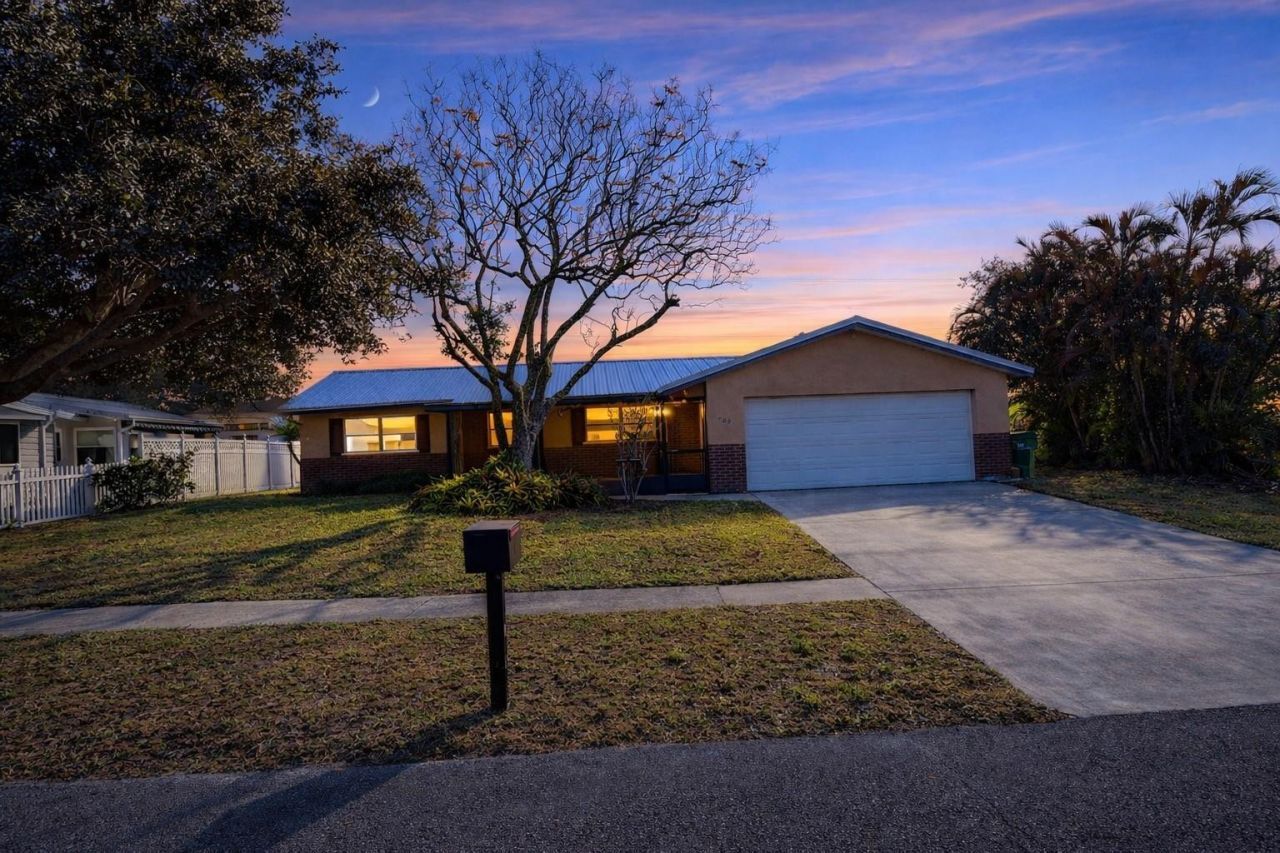 909 Canal Cir, Sebastian, FL 32958 Main Photo