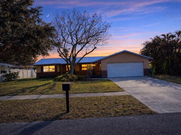 909 Canal Cir, Sebastian, FL 32958