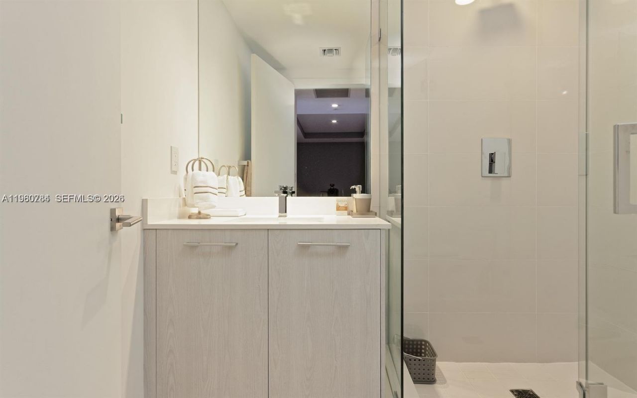 45 SW 9th St, Unit 1805, Miami, FL 33130 Photo