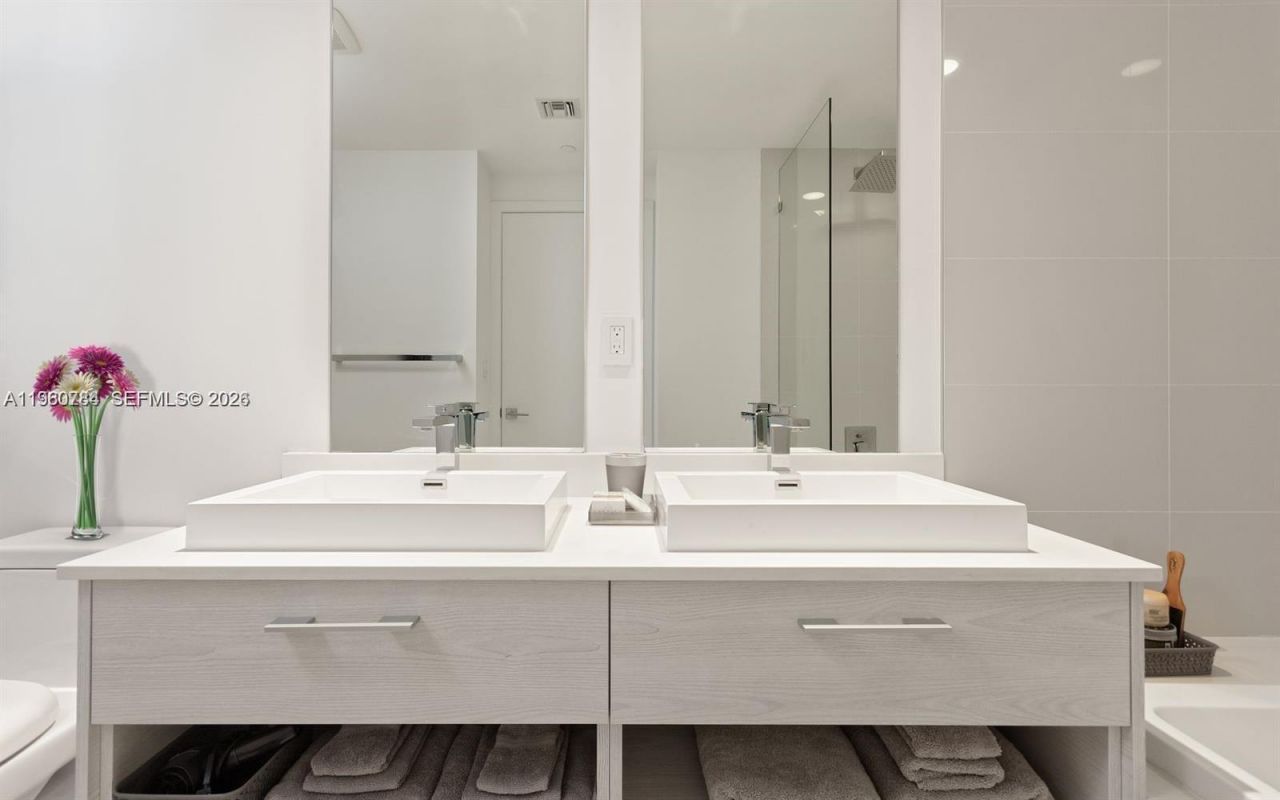 45 SW 9th St, Unit 1805, Miami, FL 33130 Photo