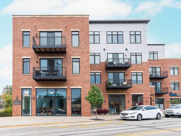 246 Green Bay Road, Unit 202, Highwood, IL 60040