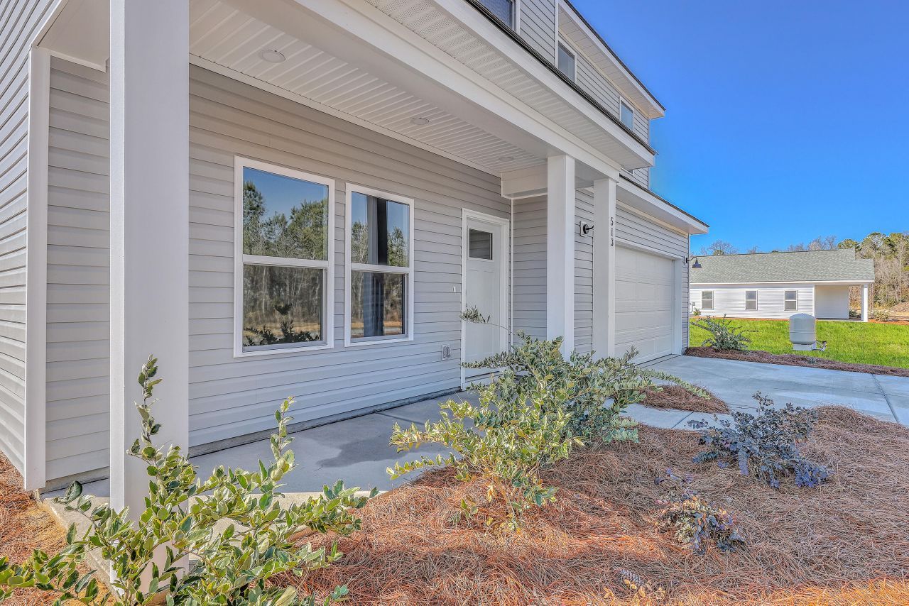 513 New Regenia Place Photo 4