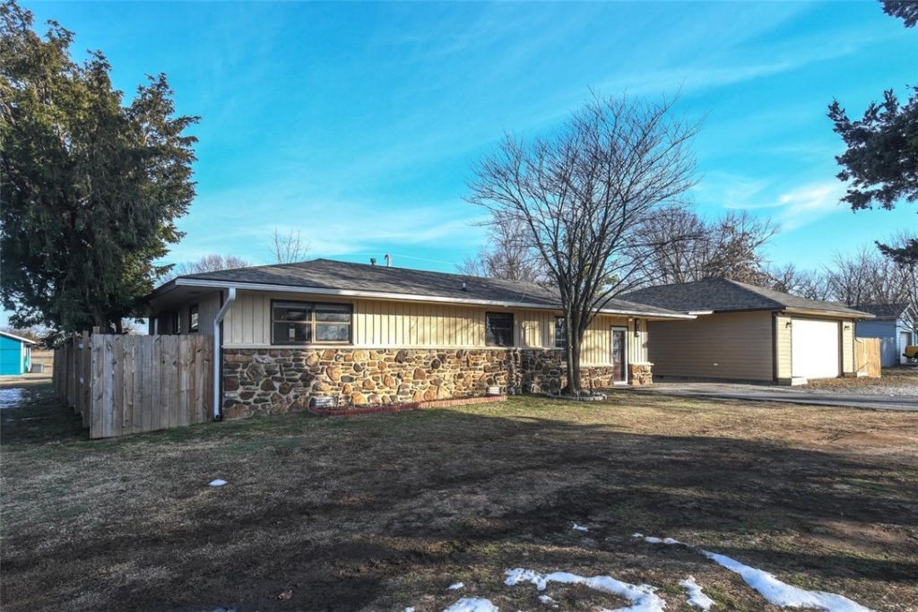 809 S Elm Street Siloam Springs, AR 72761