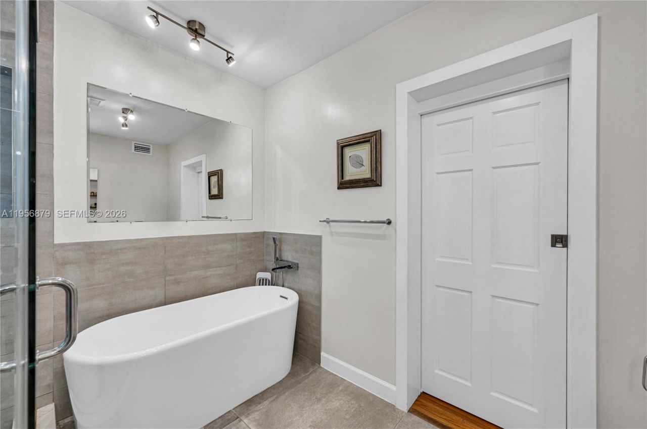 3535 W Glencoe St, Miami, FL 33133 Photo