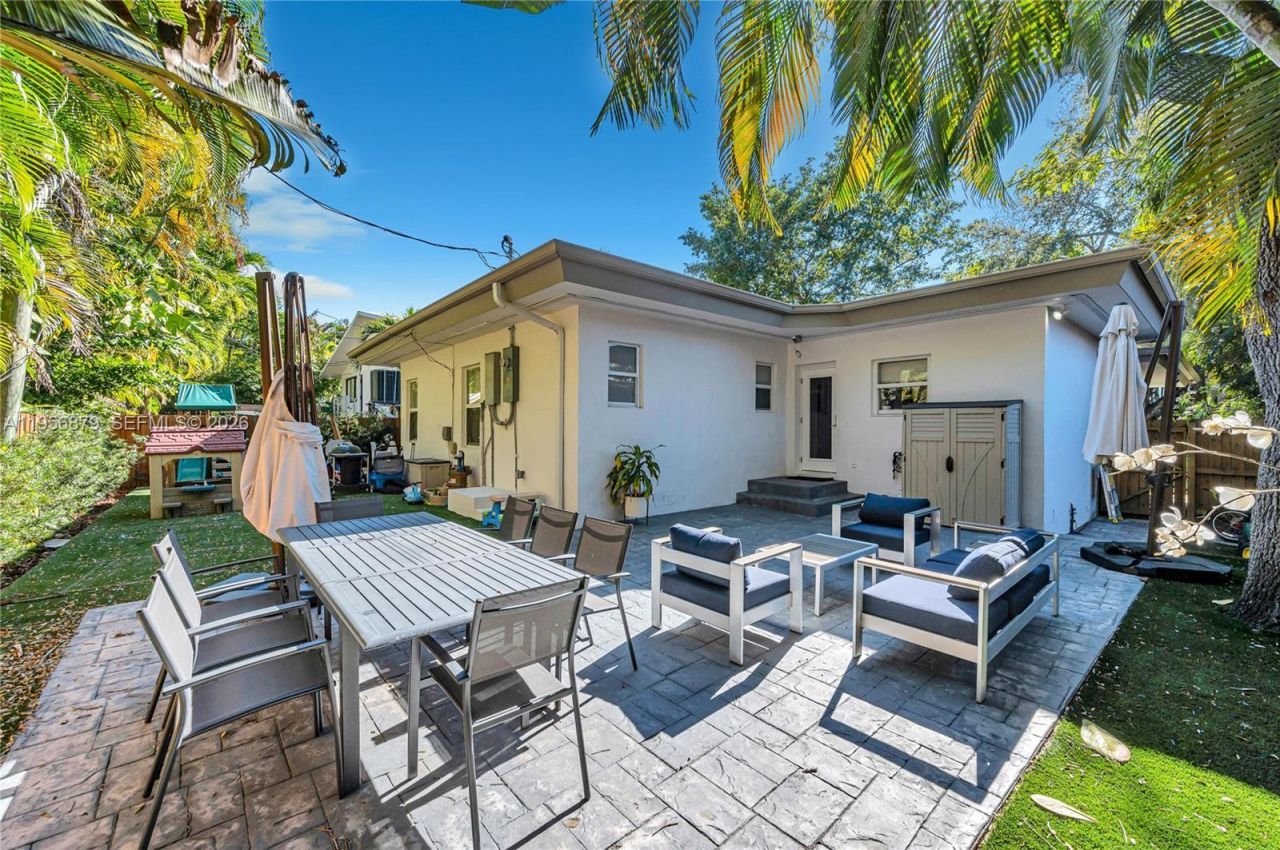 3535 W Glencoe St, Miami, FL 33133 Photo