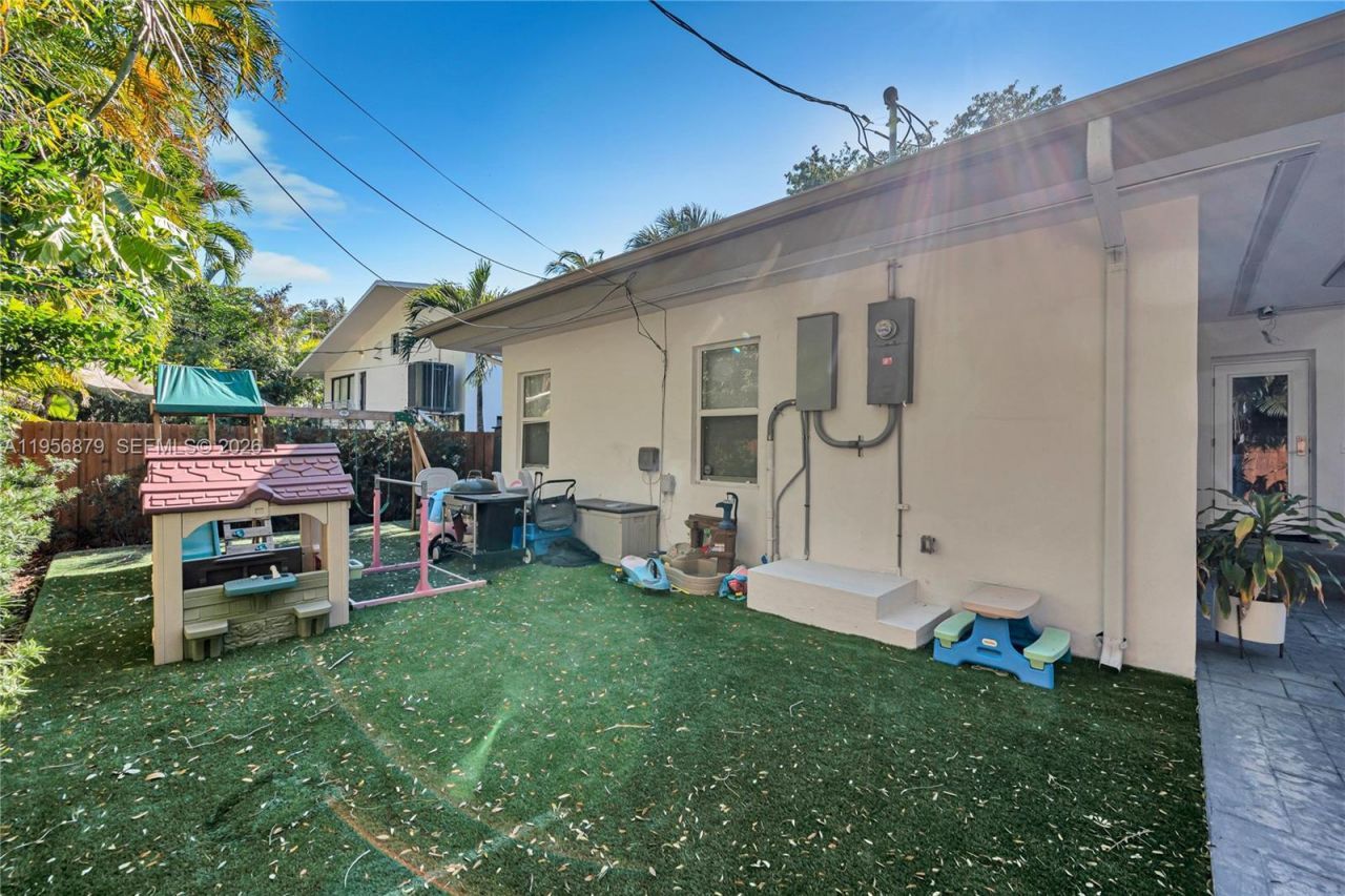 3535 W Glencoe St, Miami, FL 33133 Photo