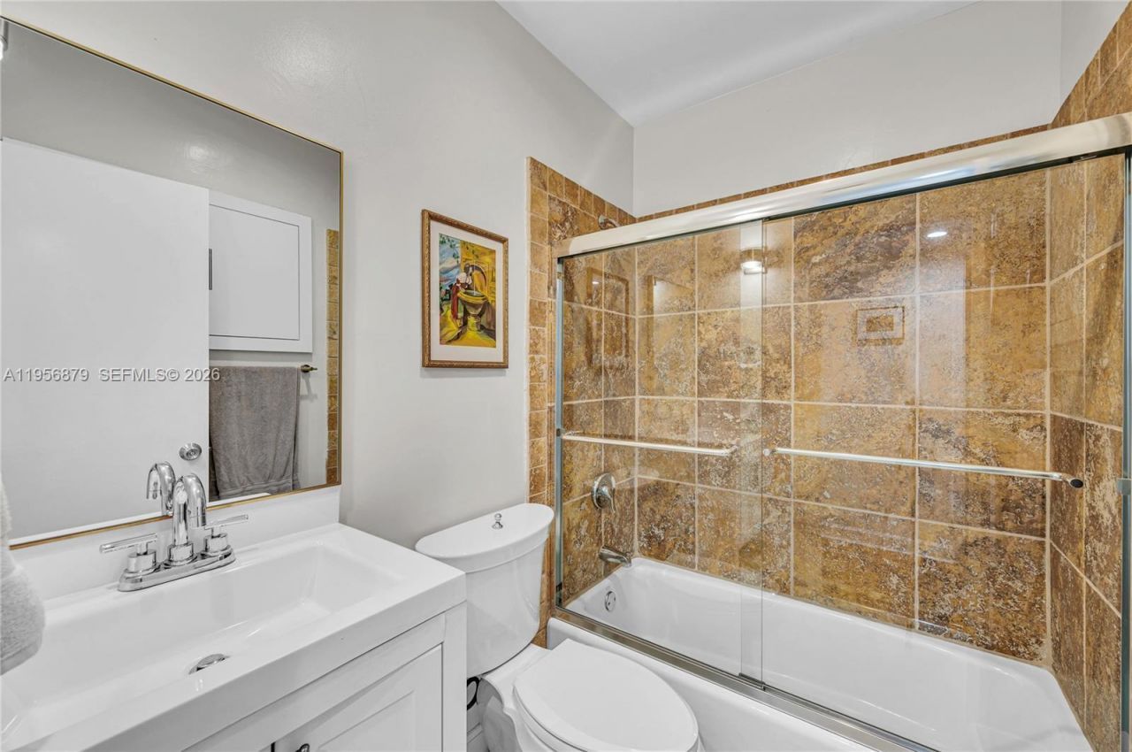 3535 W Glencoe St, Miami, FL 33133 Photo