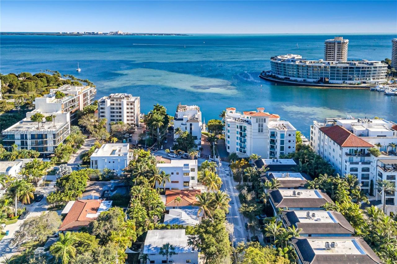 3535 W Glencoe St, Miami, FL 33133 Photo