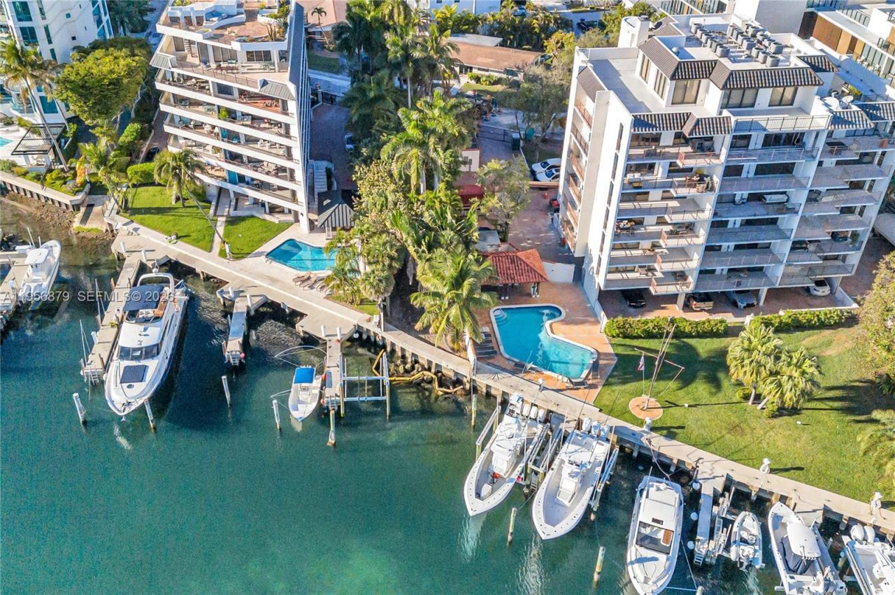 3535 W Glencoe St, Miami, FL 33133 Photo