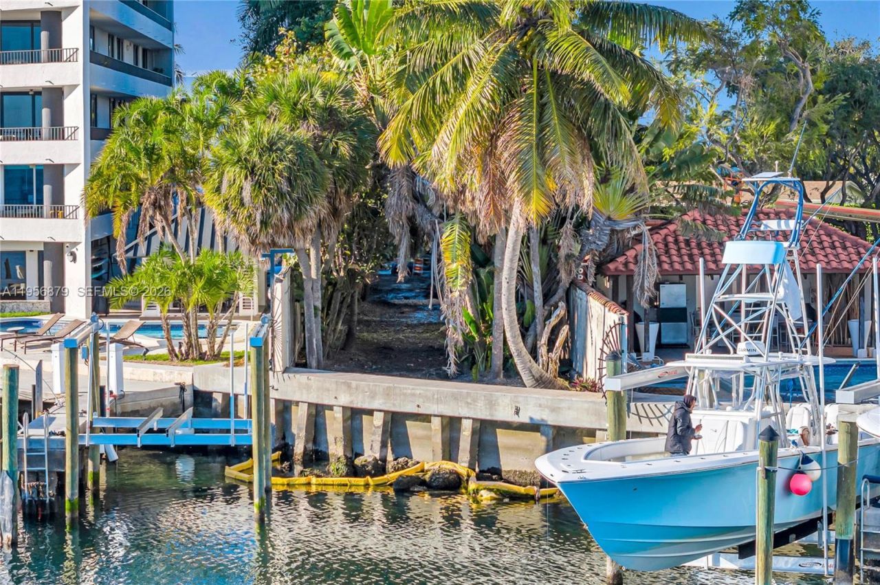 3535 W Glencoe St, Miami, FL 33133 Photo