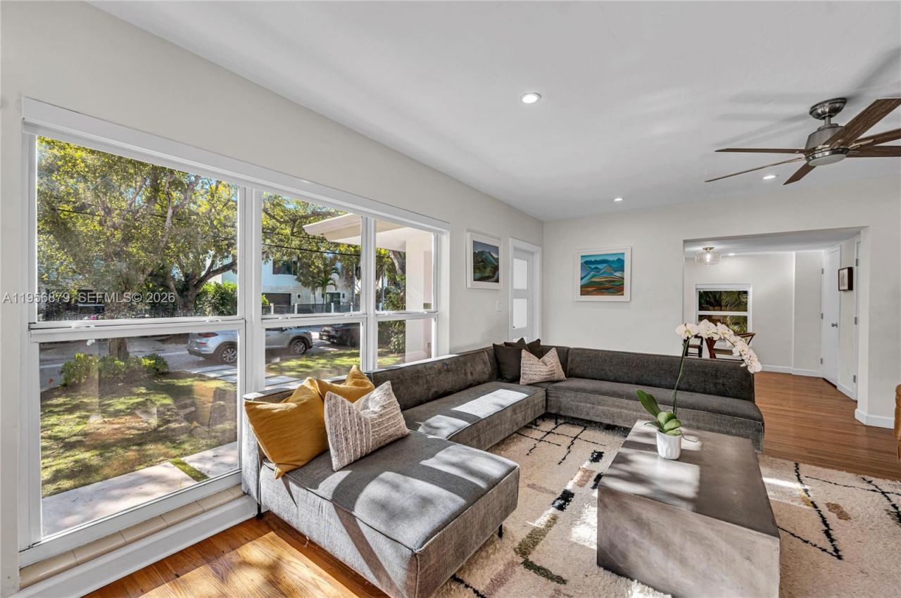 3535 W Glencoe St, Miami, FL 33133 Photo