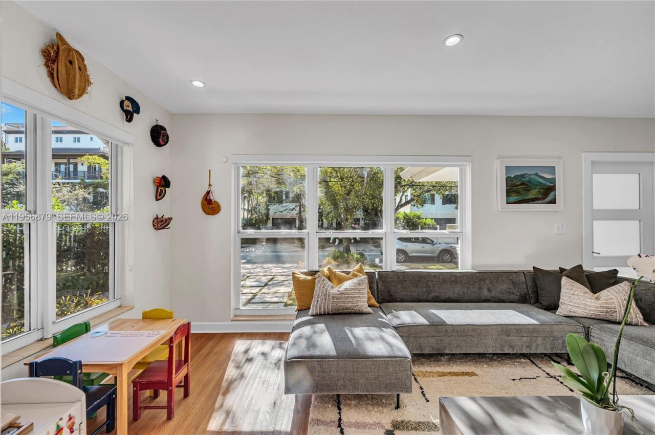 3535 W Glencoe St, Miami, FL 33133 Photo