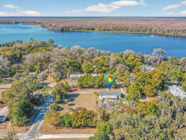 808 Front St, Welaka, FL 32193