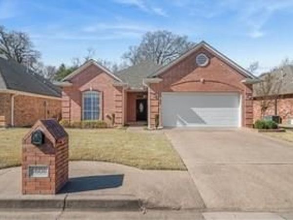 5608 Hollybrook Drive, Tyler, TX 75703