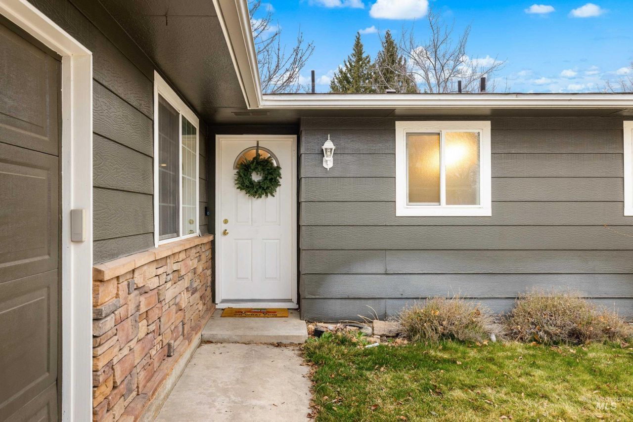 3333 N Pepperwood Dr, Boise, ID 83704 Main Photo