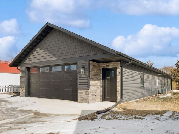 105 9th St NW , Waukon, IA 52172