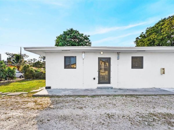 555 NW 94th St, Unit Front, Miami, FL 33150