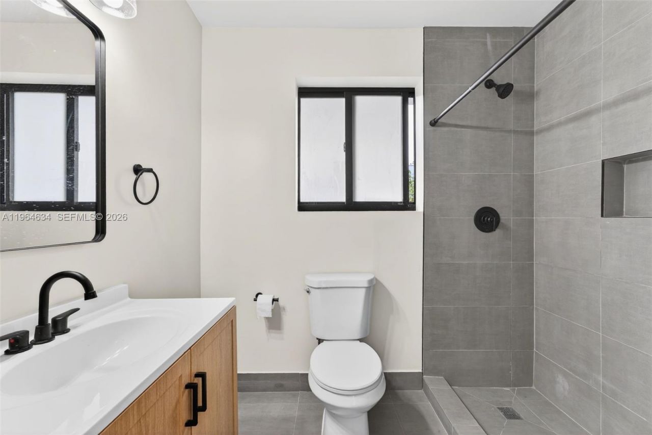 555 NW 94th St, Unit Front, Miami, FL 33150 Photo