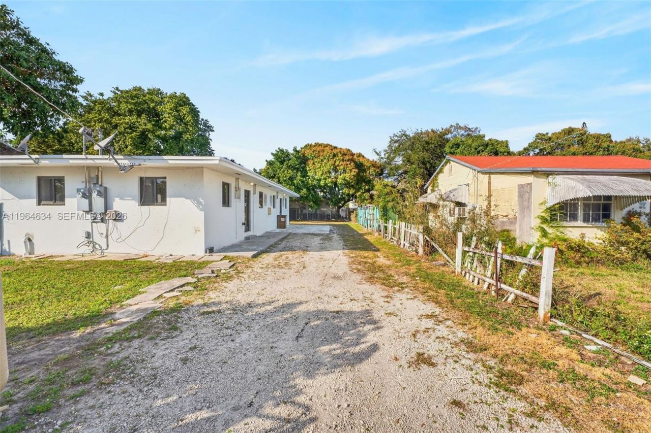 555 NW 94th St, Unit Front, Miami, FL 33150 Photo