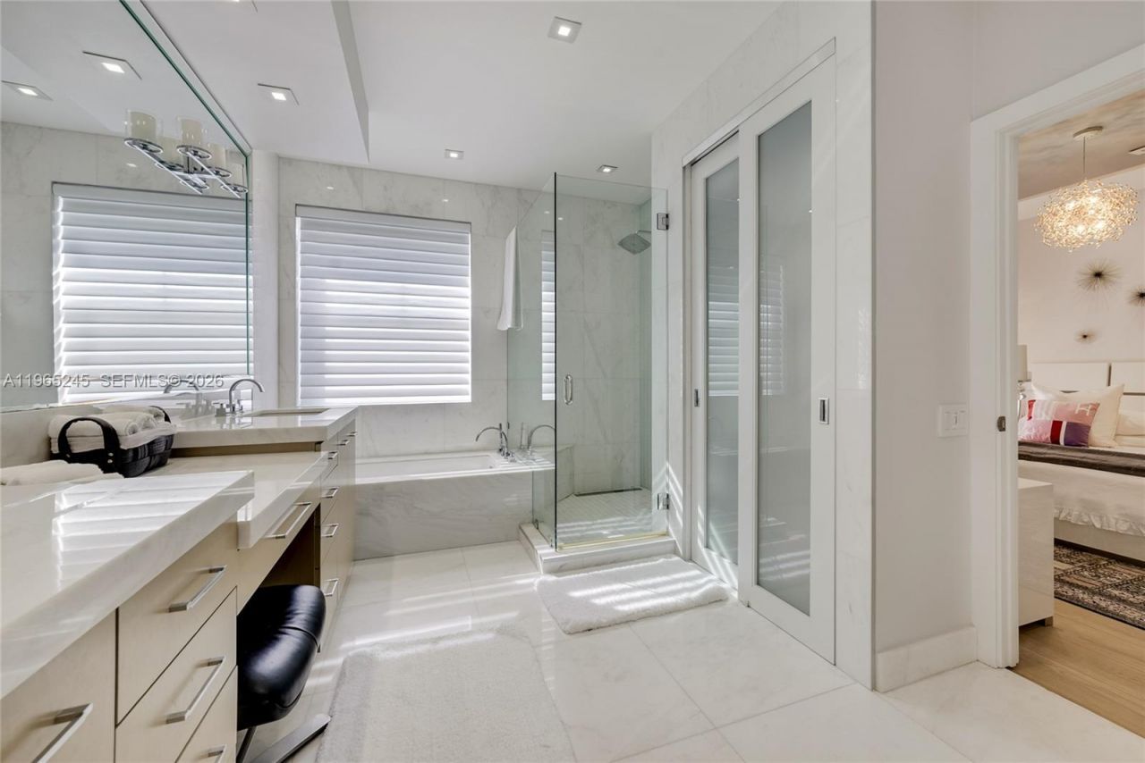 1366 W Harbor Vw W , Hollywood, FL 33019 Photo