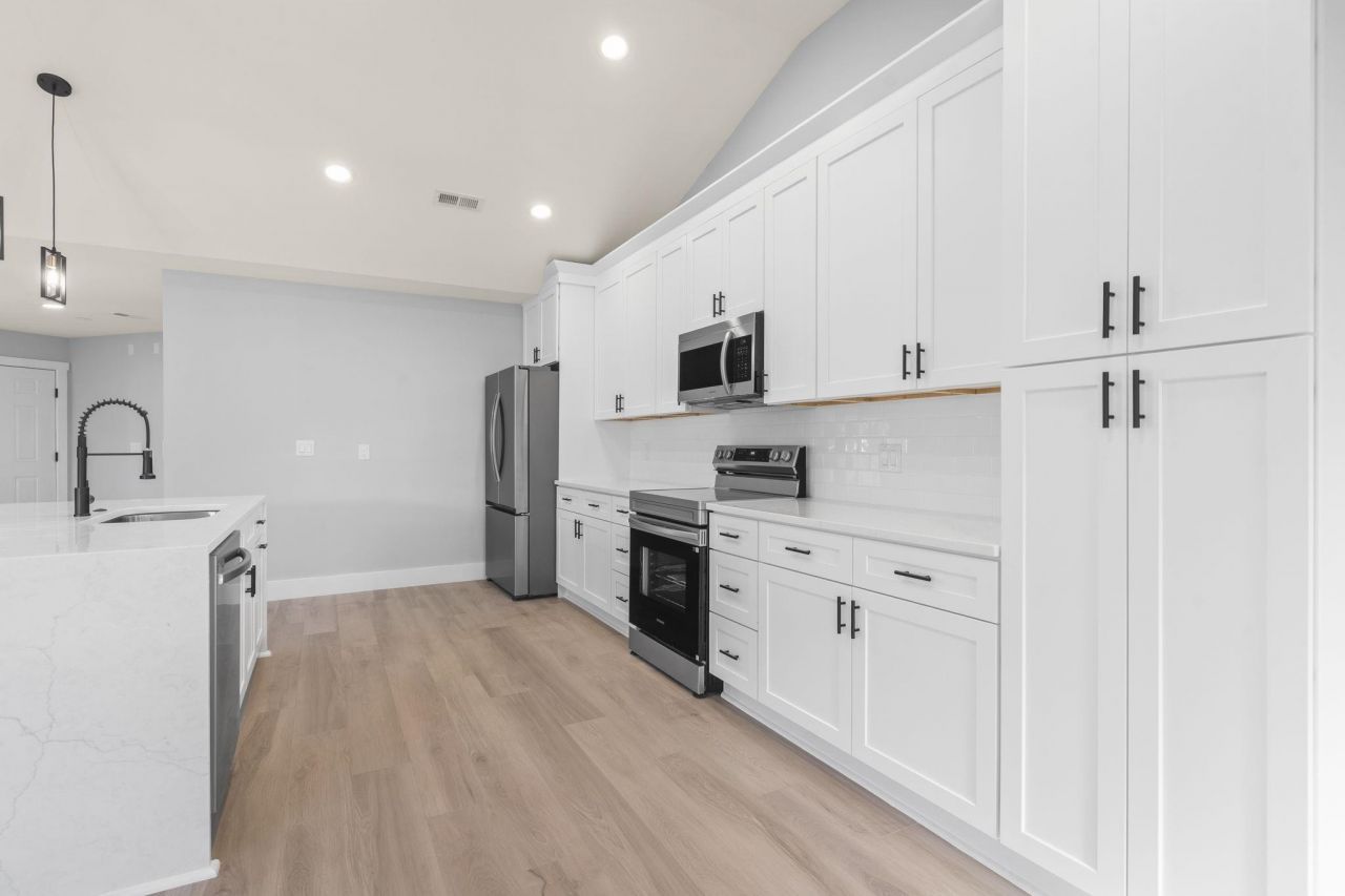 653 Kindred Dr.  Photo 11