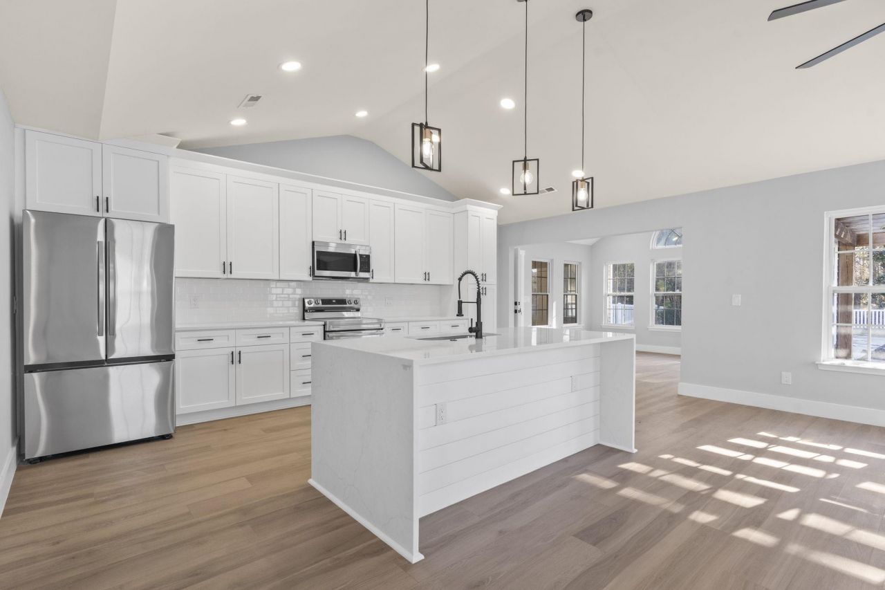 653 Kindred Dr. Photo 13