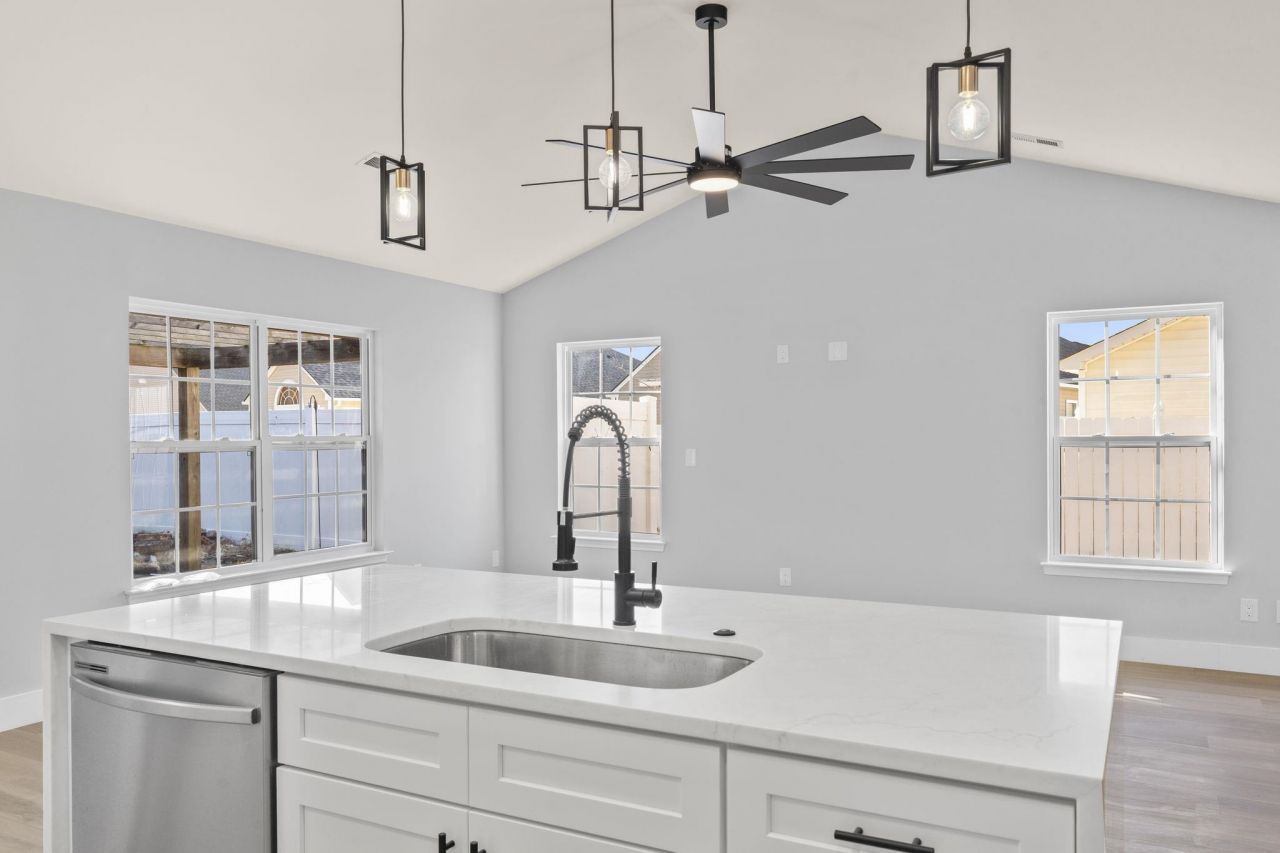 653 Kindred Dr. Photo 14