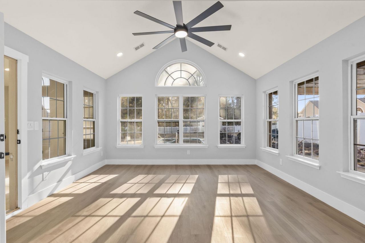 653 Kindred Dr. Photo 17