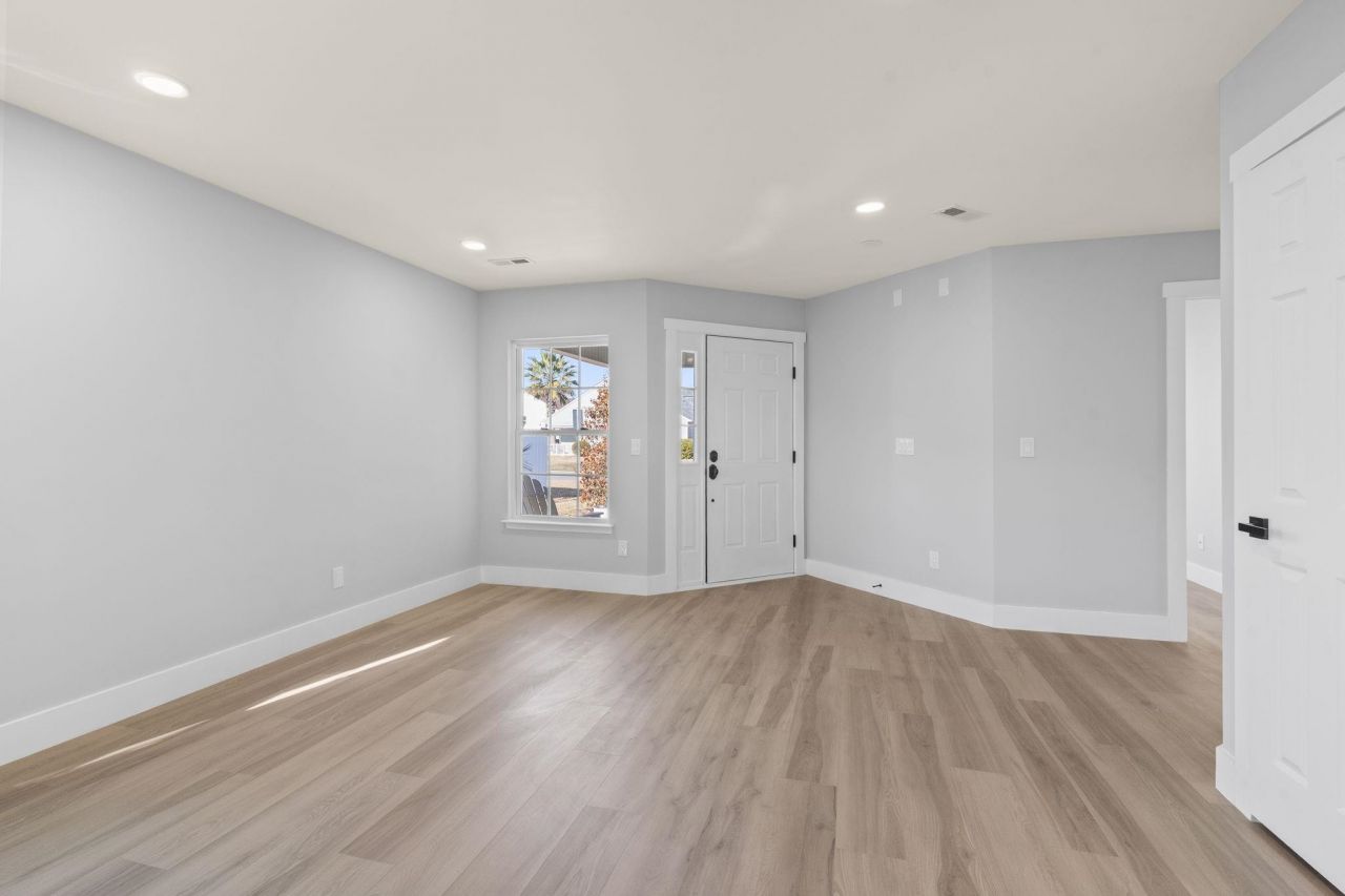 653 Kindred Dr. Photo 26